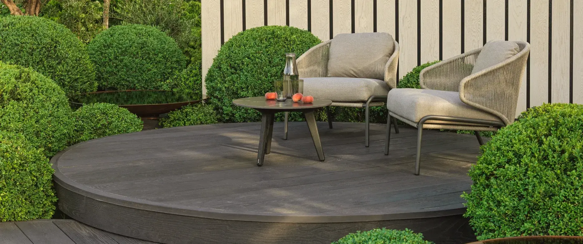 MDE176R_Enhanced Grain_Burnt Cedar_GLDC32C_Decor_Curve_32mm Carbon_MCL360L_Envello_Shadow_Line_Limed_Oak _Lifestyle Cameo